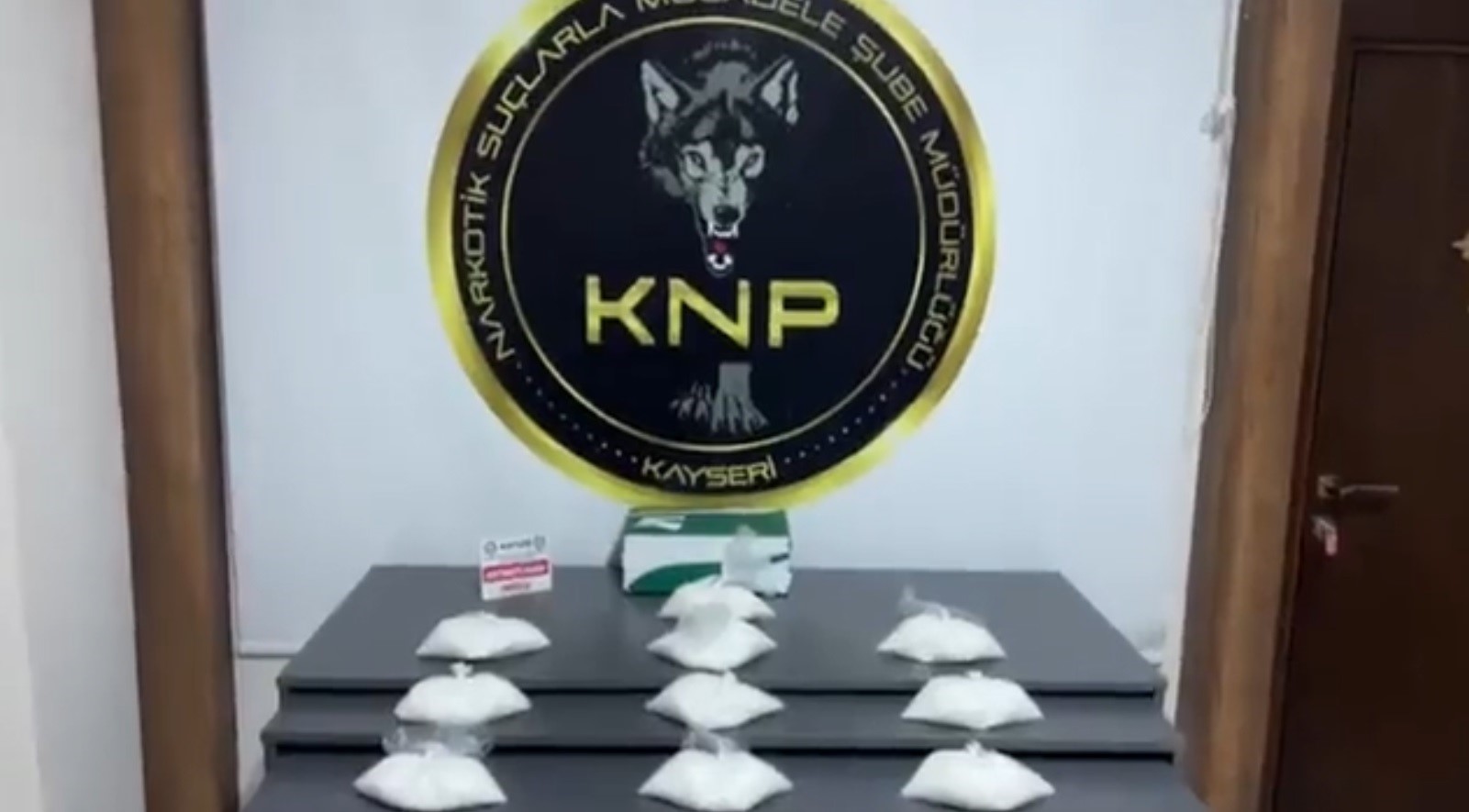 Kayseri'de uyuşturucu operasyonu! 5 kilo uyuşturucuyu ayakkabı kutularına gizlediler