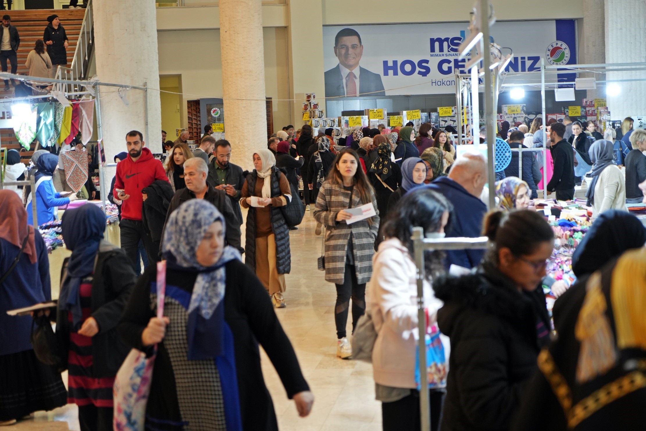 İndirim çekleri ve çantalardan çeyrek altın çıkacağını duyan koştu!