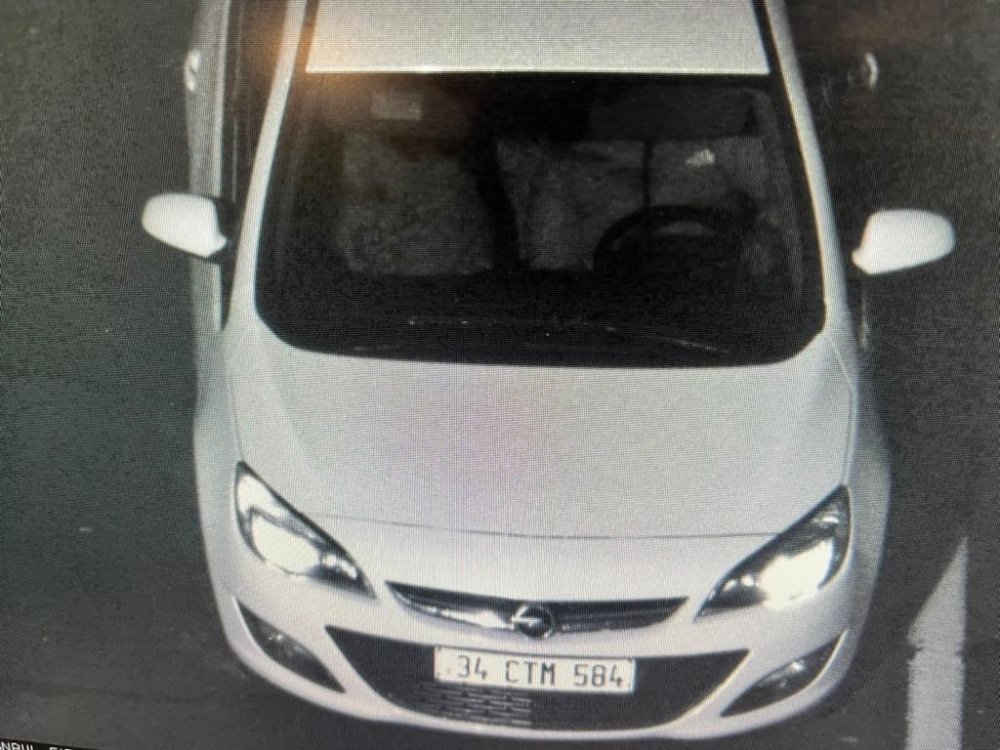 Cihangir’de cadde ortasında kapkaç dehşeti! Yere savruldu, ayağı kalkıp aracı kovaladı!