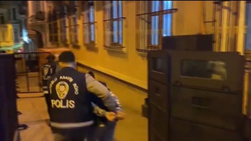 Cihangir’de cadde ortasında kapkaç dehşeti! Yere savruldu, ayağı kalkıp aracı kovaladı!