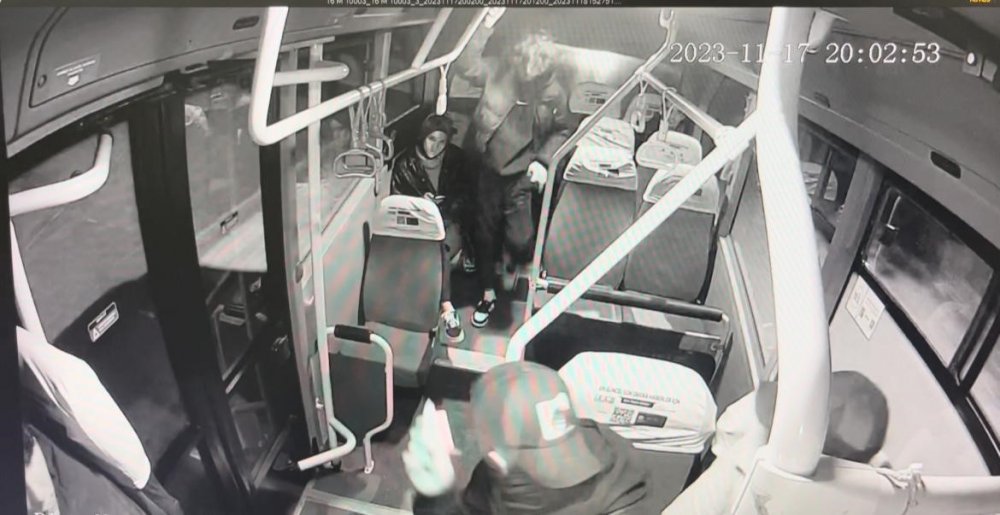 Bursa'da film gibi soygun... Mücevherleri çalıp belediye otobüsüyle kaçtılar! Otobüs ücretini yolculara ödettiler!