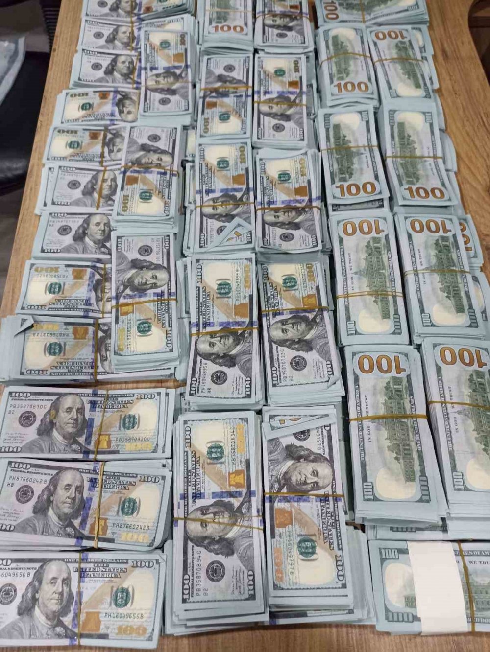 Türkiye tarihinin en büyük miktarı olarak açıklandı! Balya balya dolarlarla havalimanında yakalandılar!