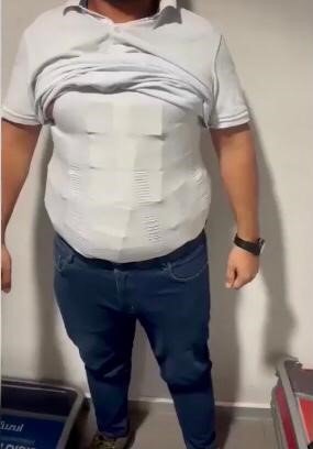 Türkiye tarihinin en büyük miktarı olarak açıklandı! Balya balya dolarlarla havalimanında yakalandılar!