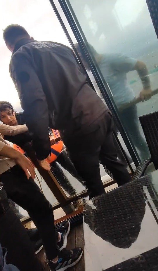 Fırtınalı havada denize açılan kanocular hayatının şokunu yaşadı! Kanoları alabora oldu