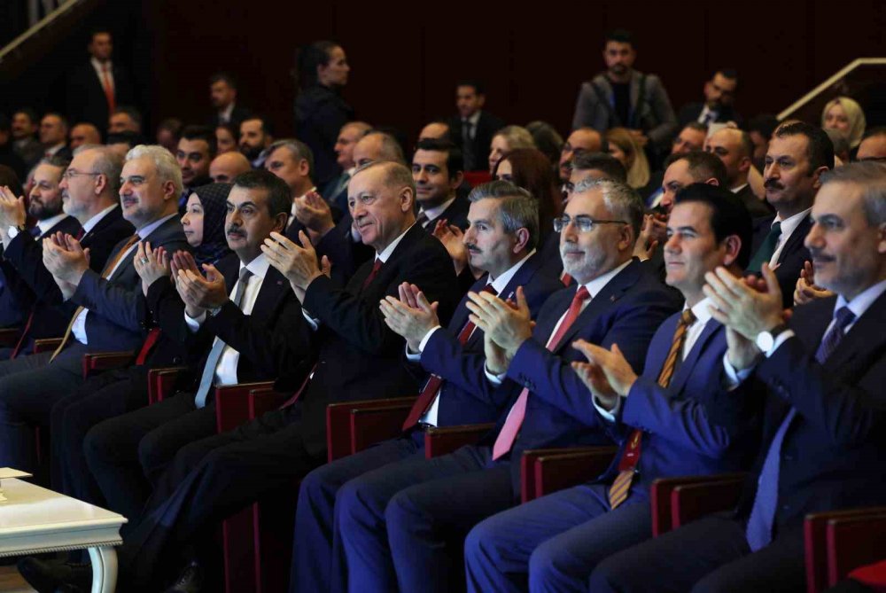 Geri adım atıldı! Müjdeyi Cumhurbaşkanı Erdoğan açıkladı! Çalışan emekliye de 5 bin TL ödenecek!