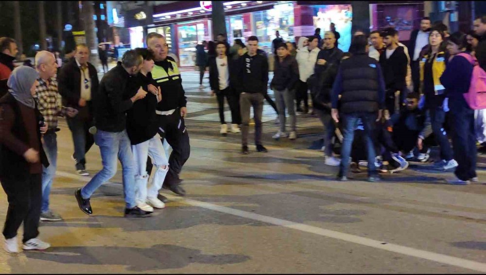 Herkes ne olduğunu anlamaya çalıştı! Kaza geçiren genç ‘Rüya bu’ diyerek kaçmaya çalıştı!