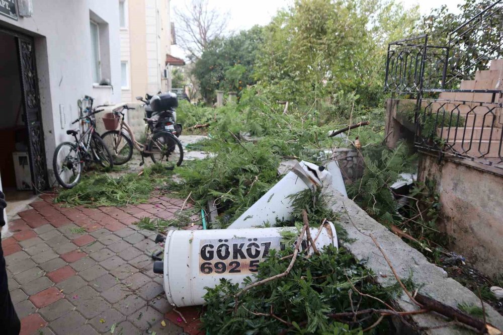 Muğla Dalaman’ı hortum vurdu! Çok sayıda ev, işyeri ve araç zarar gördü!  "Tüm halkımıza geçmiş olsun"