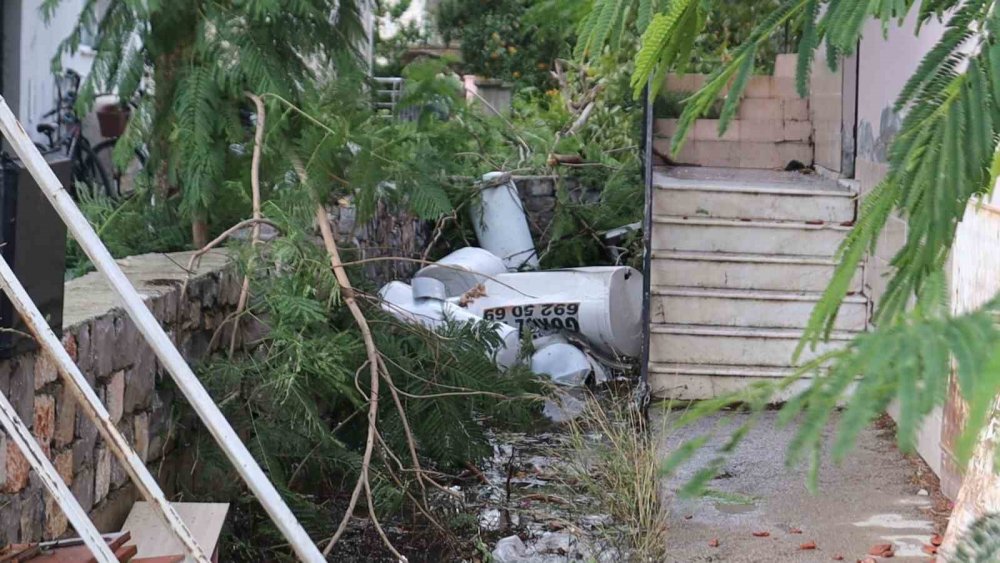 Muğla Dalaman’ı hortum vurdu! Çok sayıda ev, işyeri ve araç zarar gördü!  "Tüm halkımıza geçmiş olsun"