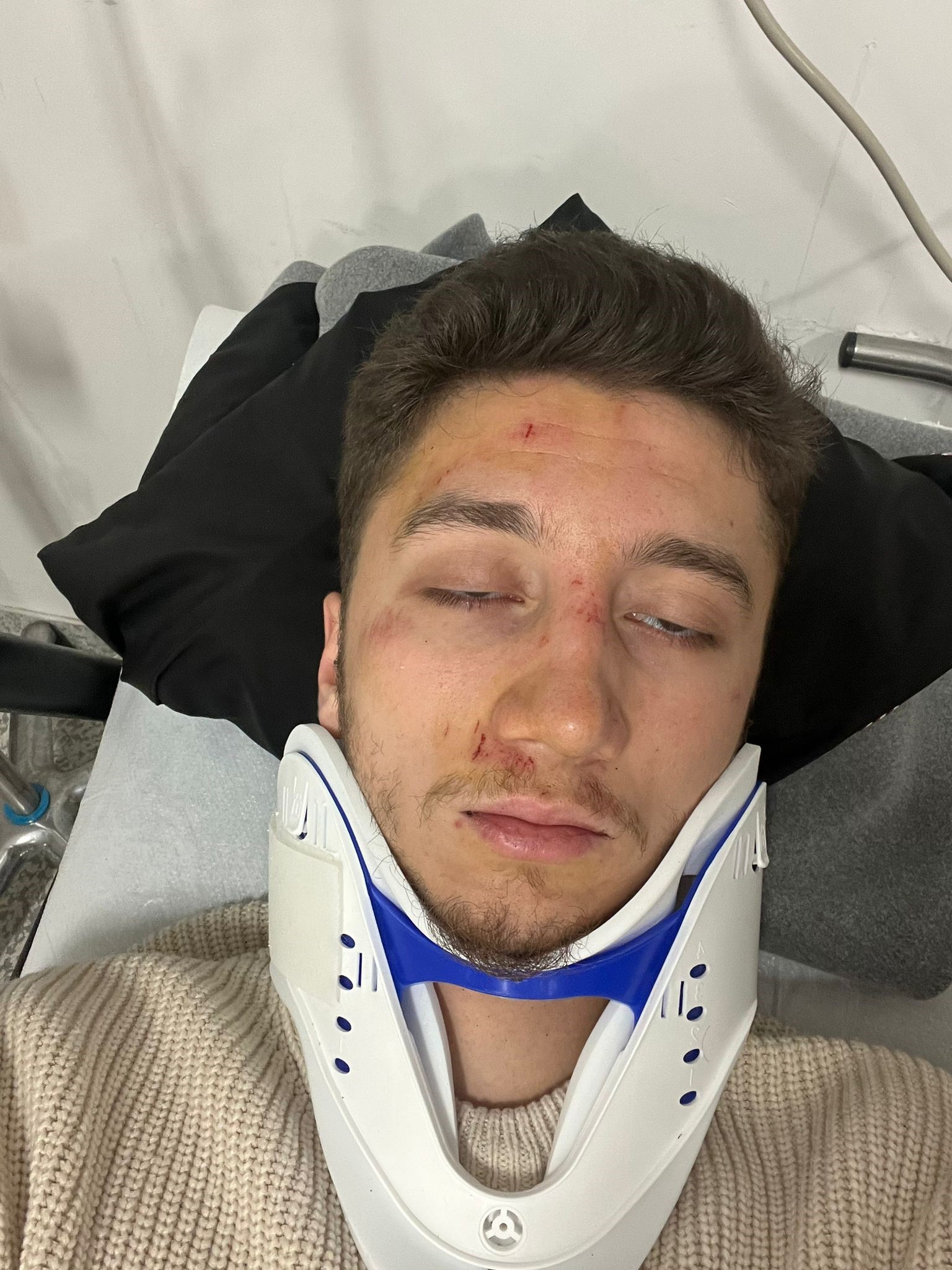 Ankara’daki şiddetli esen rüzgar apartmanın dış cephe kaplamasını söküp attı!