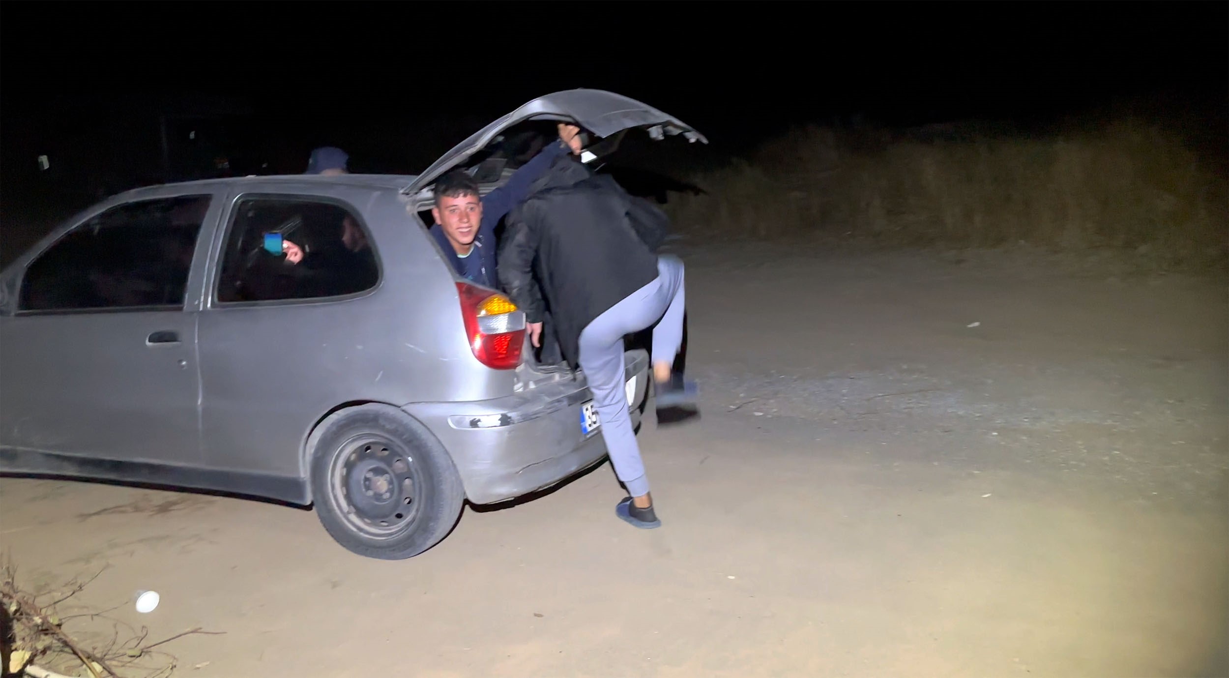 Piknik yapan gençlerin masasına ayı gelince bakın yaptılar!