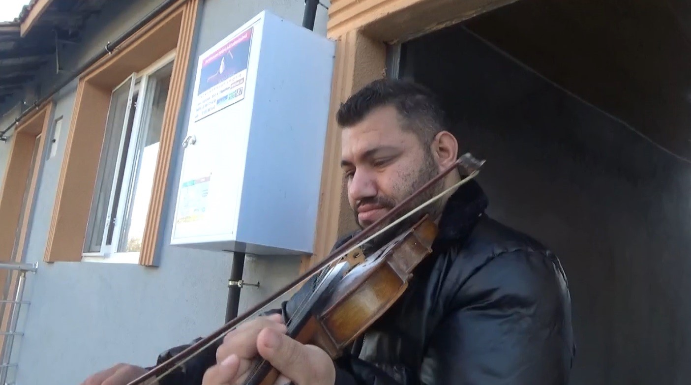 Çanakkale’de ilginç açılış, doğalgaz bağlanılan evin sahibi keman çaldı!