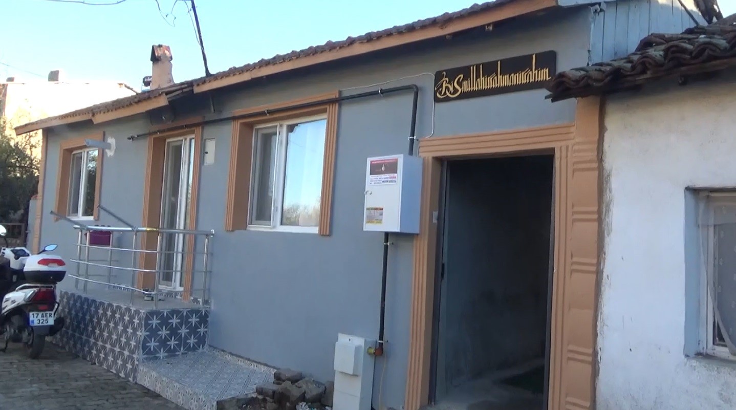 Çanakkale’de ilginç açılış, doğalgaz bağlanılan evin sahibi keman çaldı!