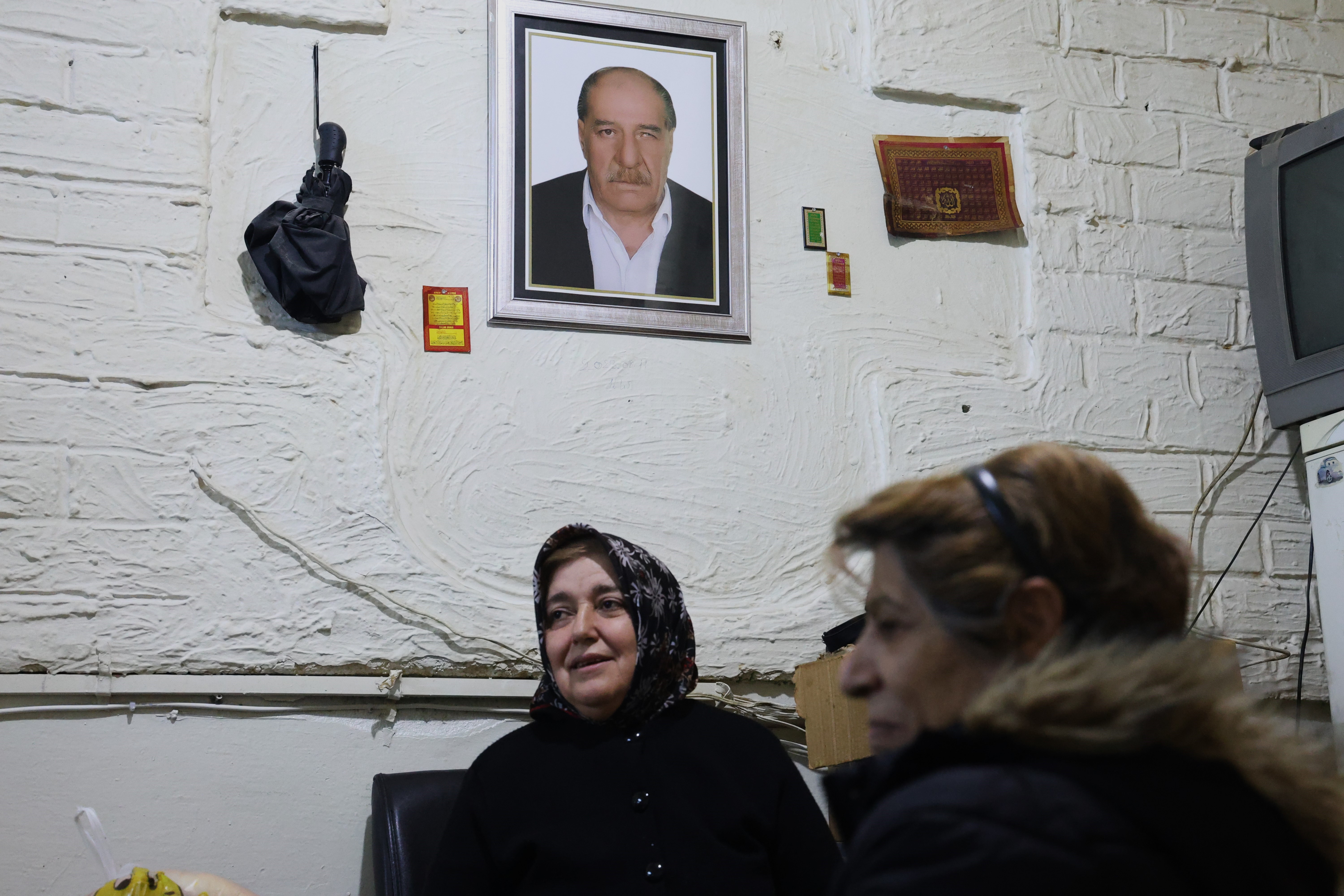 Eşi ölen kadın kolları sıvayıp çay ocağının başına geçti!