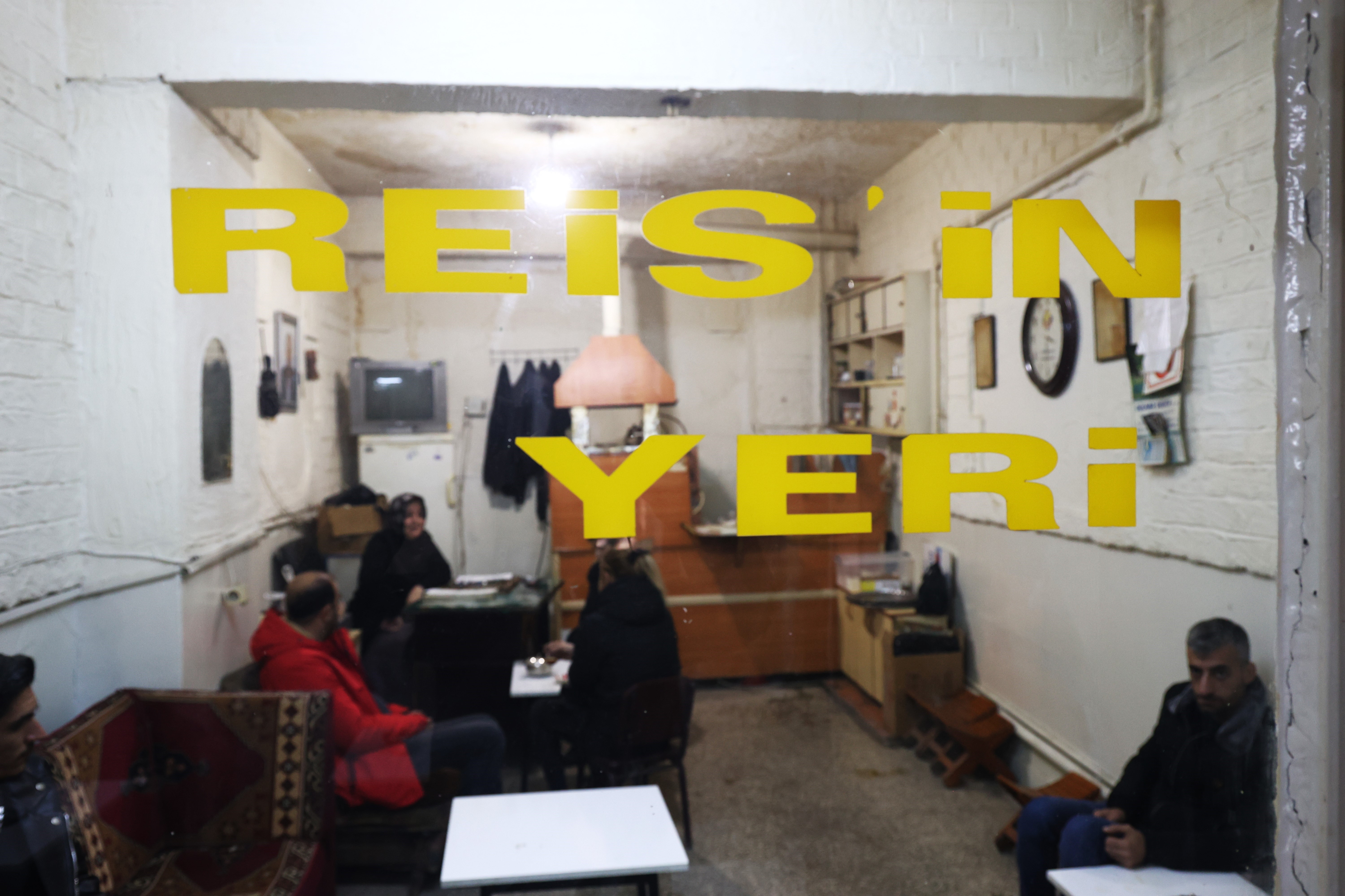 Eşi ölen kadın kolları sıvayıp çay ocağının başına geçti!