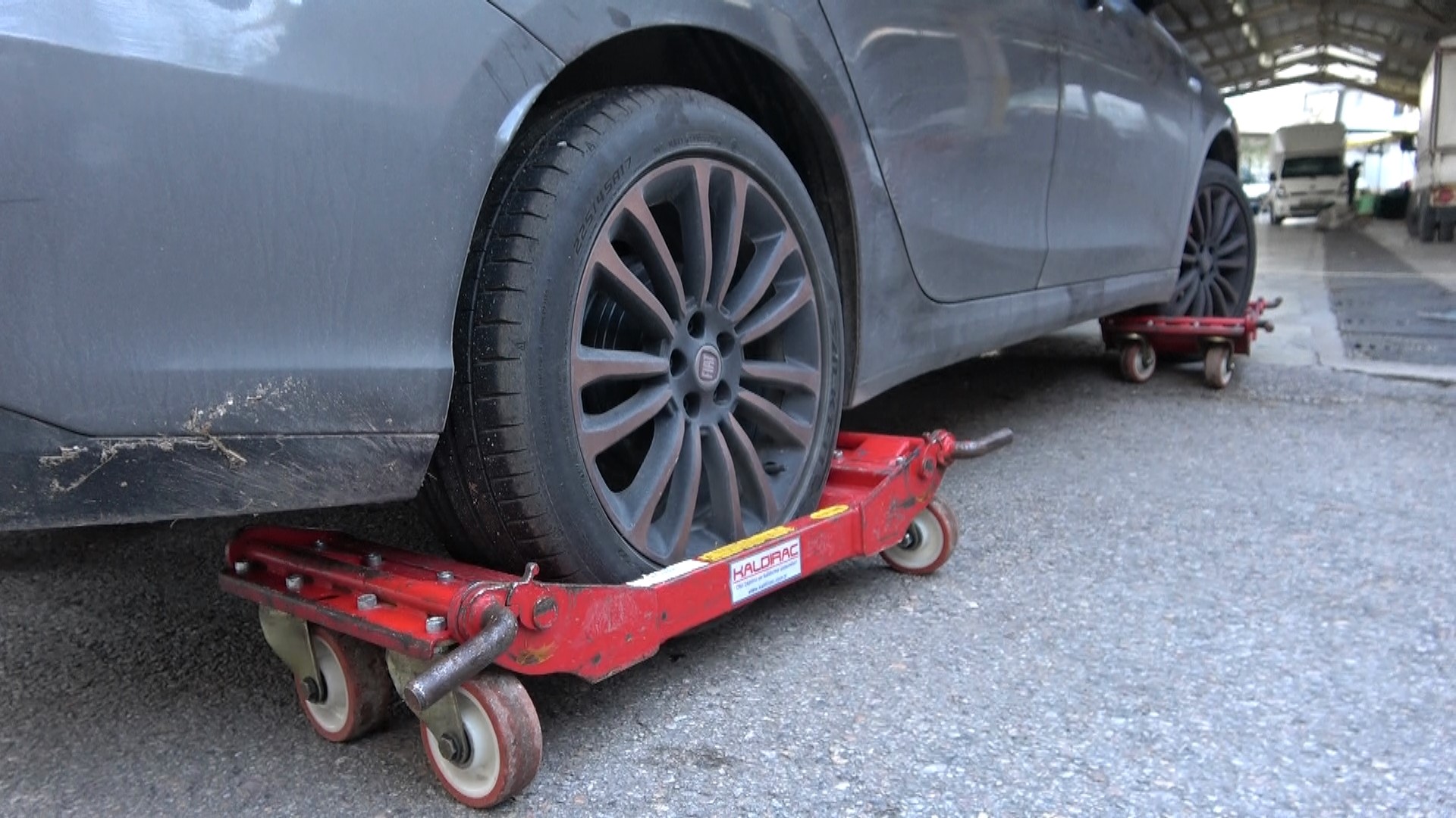 Esnaftan ilginç çözüm! Yanlış park edilen araçlara kaydırakla müdahale ettiler!