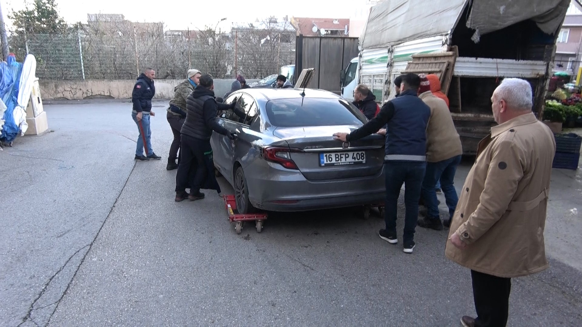 Esnaftan ilginç çözüm! Yanlış park edilen araçlara kaydırakla müdahale ettiler!