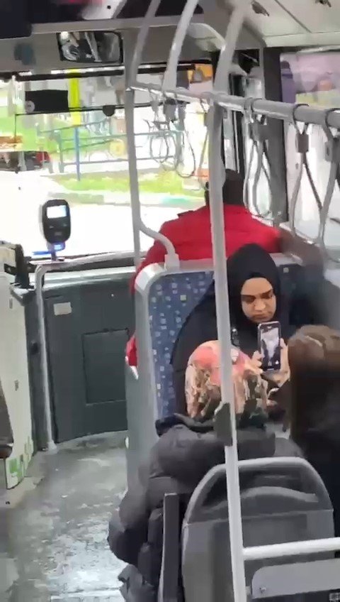 Bursa'da halk otobüsü şoförü kadın yolcuyla tartıştı! Şoför kadın yolcuya: "kimsin lan" diyerek bağırdı!