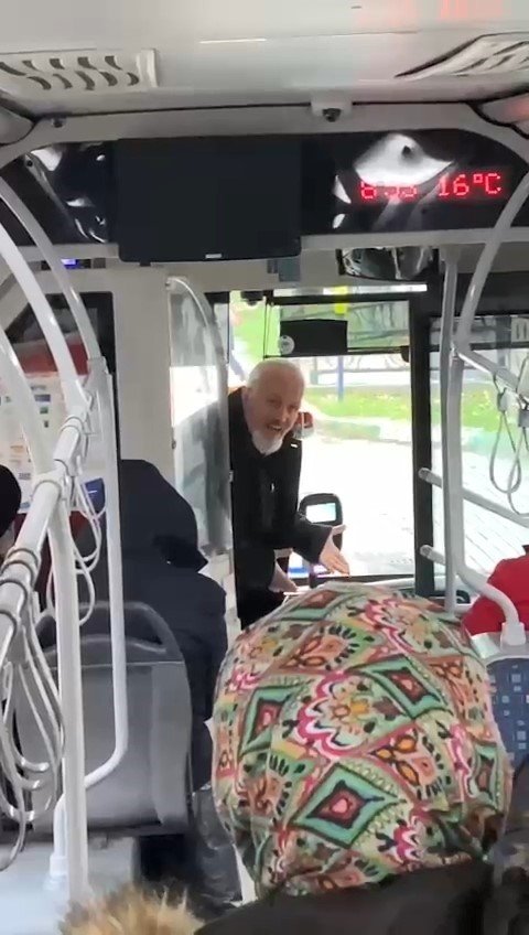 Bursa'da halk otobüsü şoförü kadın yolcuyla tartıştı! Şoför kadın yolcuya: "kimsin lan" diyerek bağırdı!