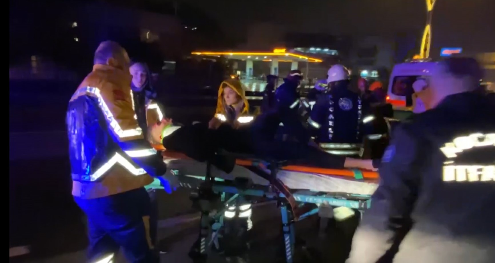 Kocaeli D-100 Karayolu'na dökülen molozlar zincirleme kazaya sebep oldu!