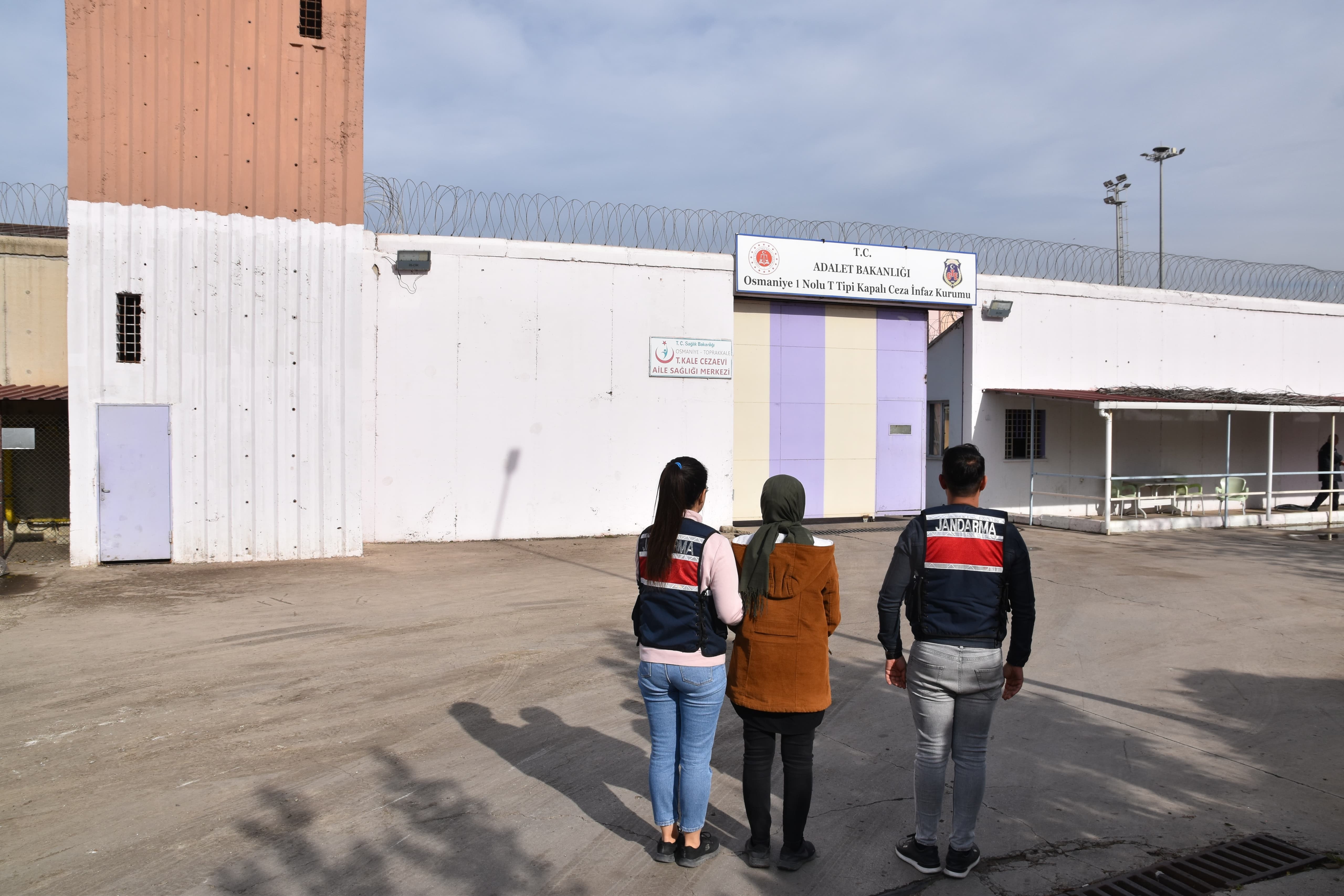  FETÖ/PDY üyesi firari kadın saklandığı kitaplığın gizli bölmesinden çıktı!