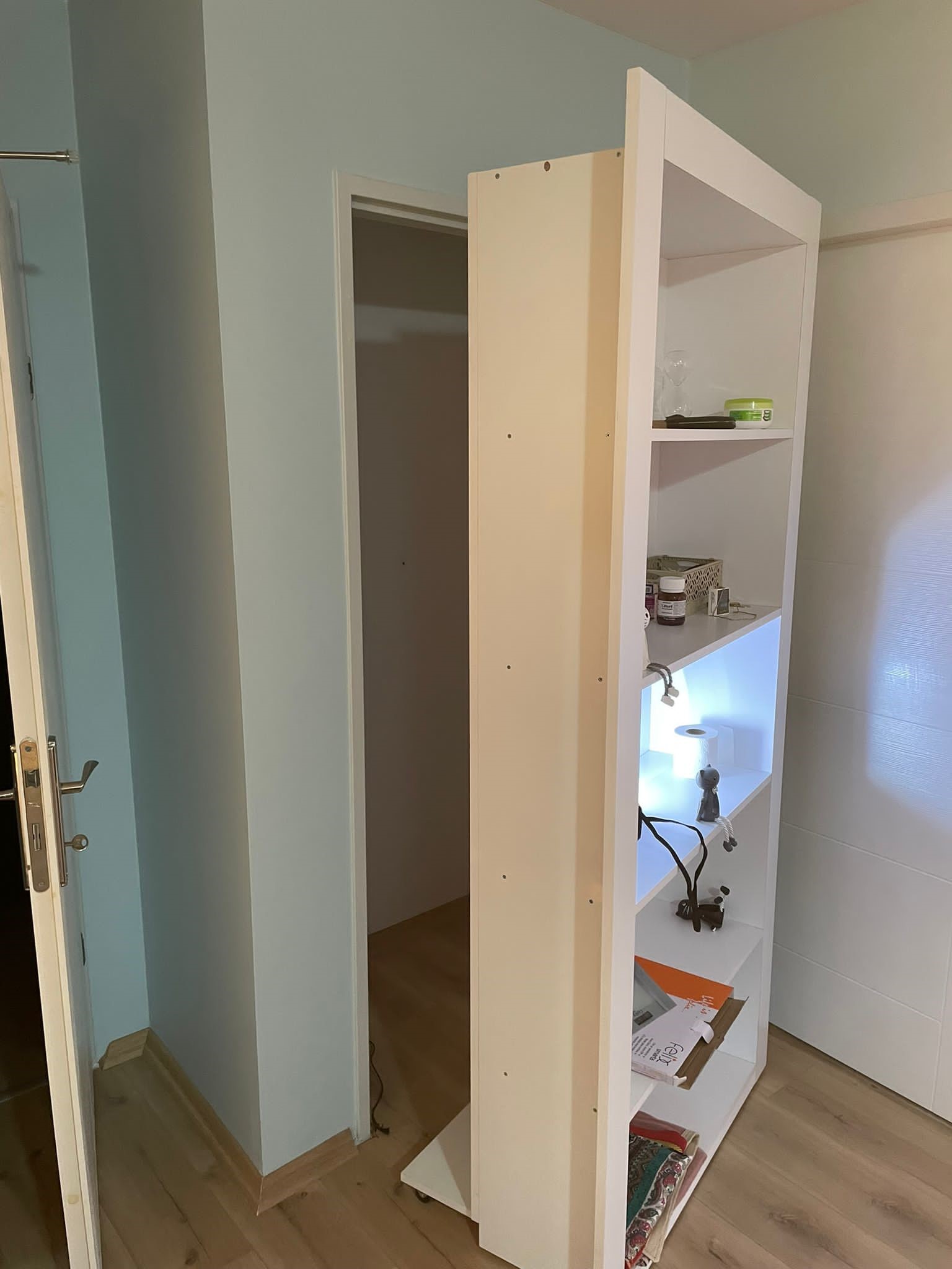  FETÖ/PDY üyesi firari kadın saklandığı kitaplığın gizli bölmesinden çıktı!