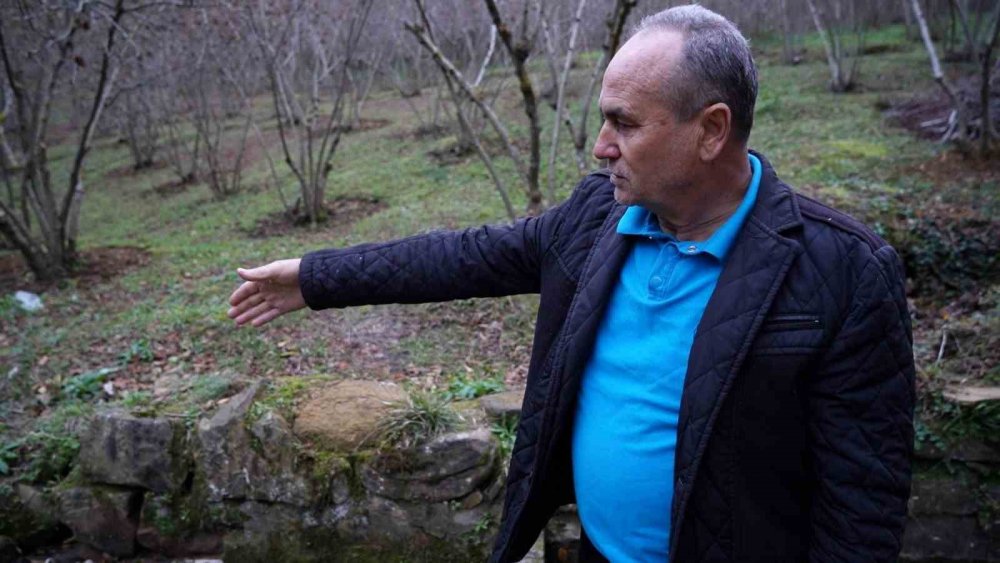 Adı da, konumu da sır gibi saklanıyor! Definecilerden bezen köylüler, çareyi duvara bu yazı yazmakta buldu!