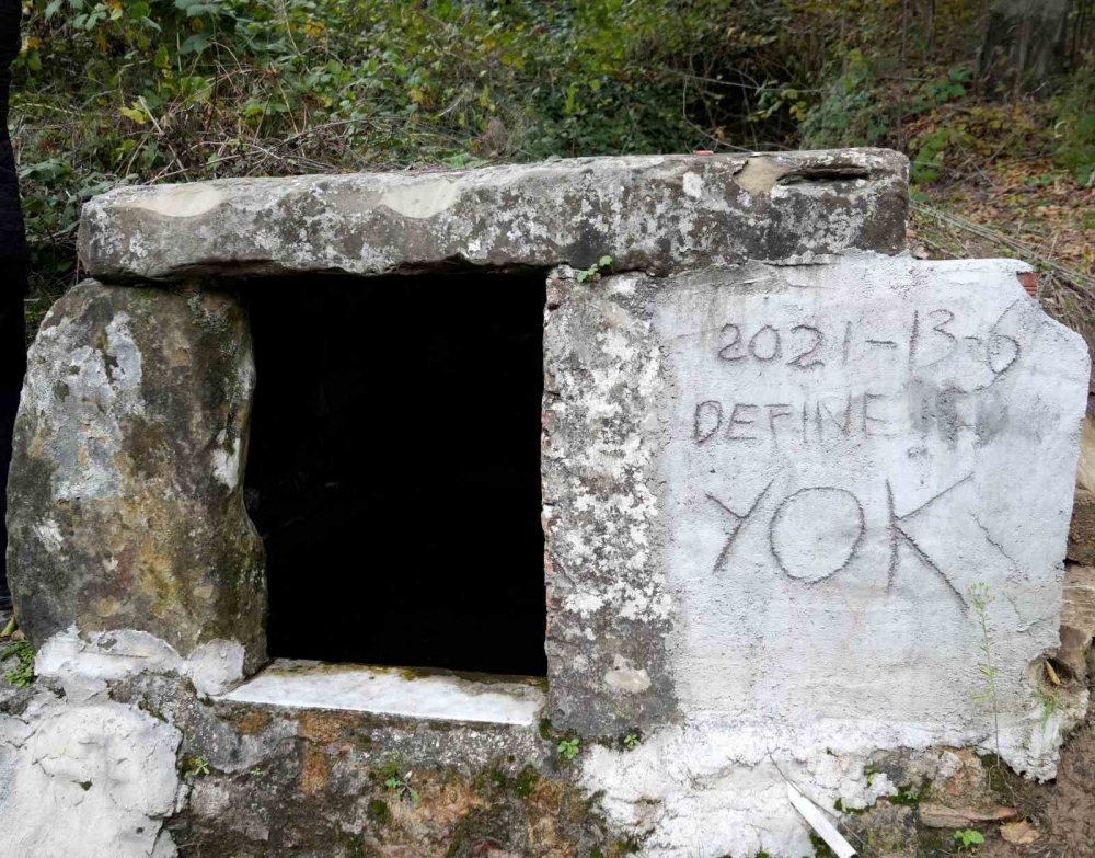 Adı da, konumu da sır gibi saklanıyor! Definecilerden bezen köylüler, çareyi duvara bu yazı yazmakta buldu!