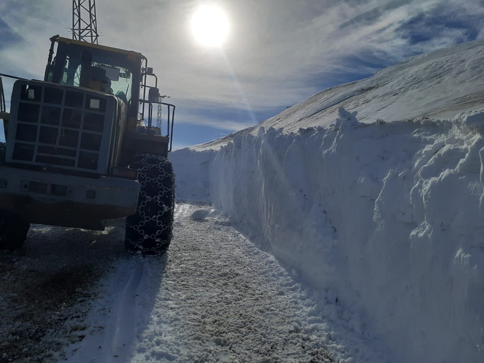Karın 1 metreyi bulduğu bölgelerde yol çalışmaları aralıksız sürüyor!