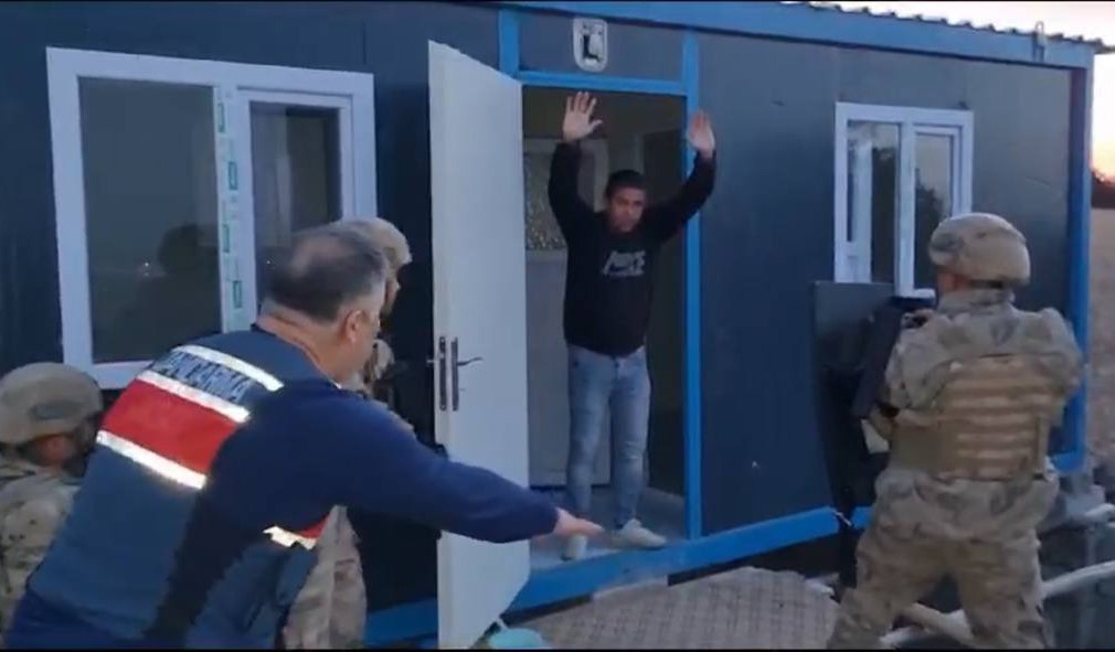 Suç makinası saklandığı konteynırda böyle yakalandı!