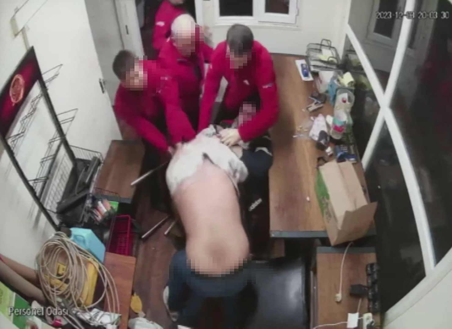 Sancaktepe'de İşini yapan pompacıyı yere yatırıp öldüresiye dövdüler!