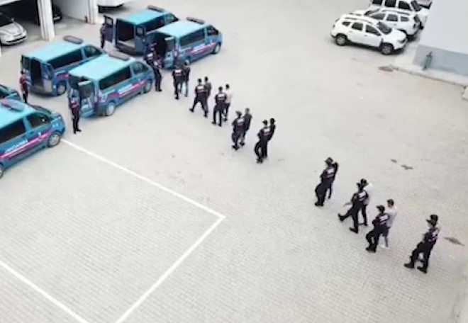 Kaçtığı ormanlık alanda dronla izlendiğini fark etmeyen firari, karşısında jandarmayı görünce şok oldu!