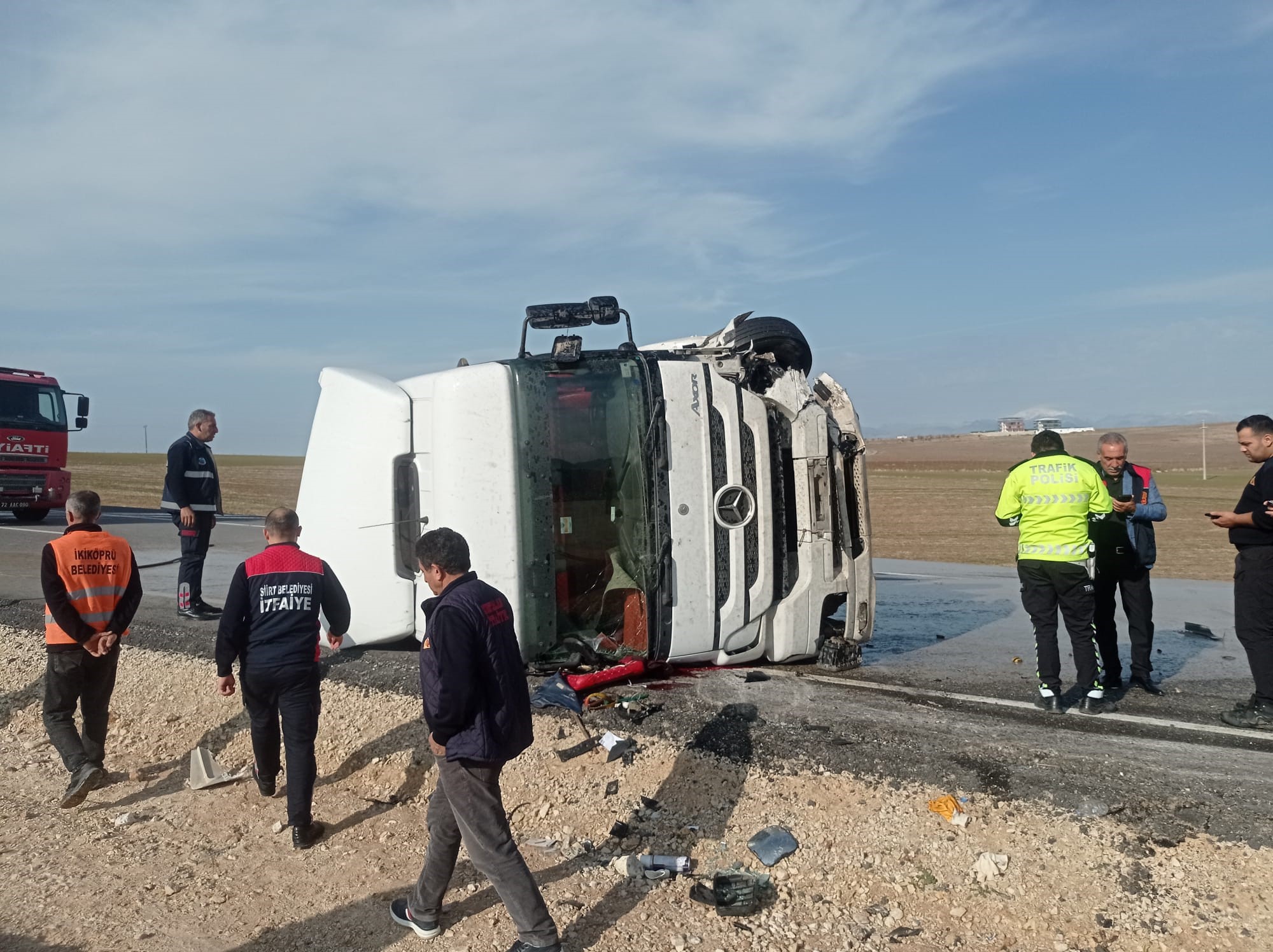 3 aracın birbirine girdiği feci kazada, ölü ve yaralılar var!