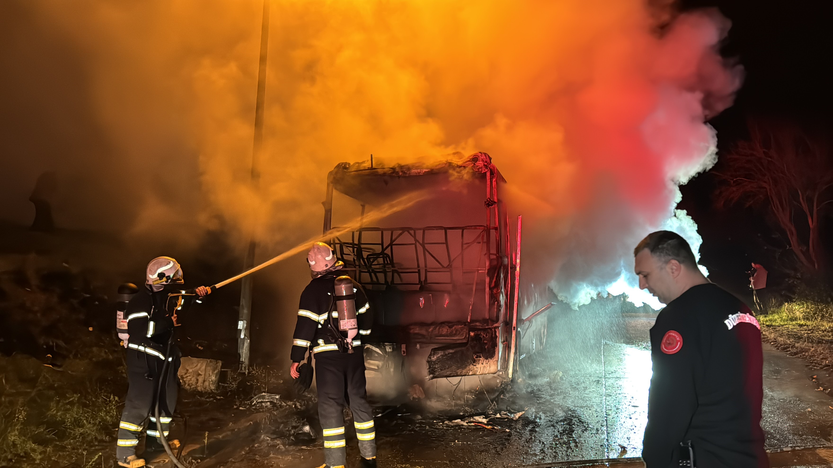 Düzce’de hareketli dakikalar! İşçi servisi adeta küle döndü!