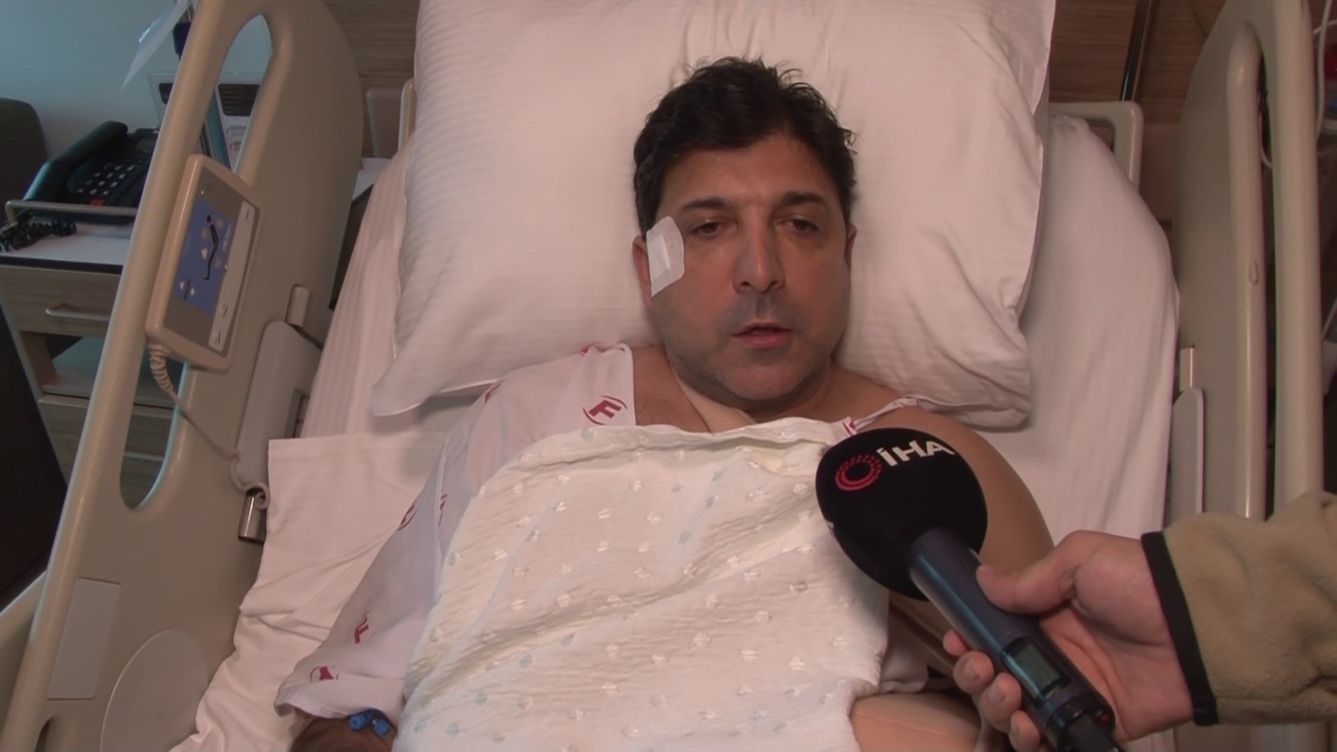 Eski milli futbolcu Oktay Derelioğlu yol verme kavgasında iki kişi tarafından darp edildi!