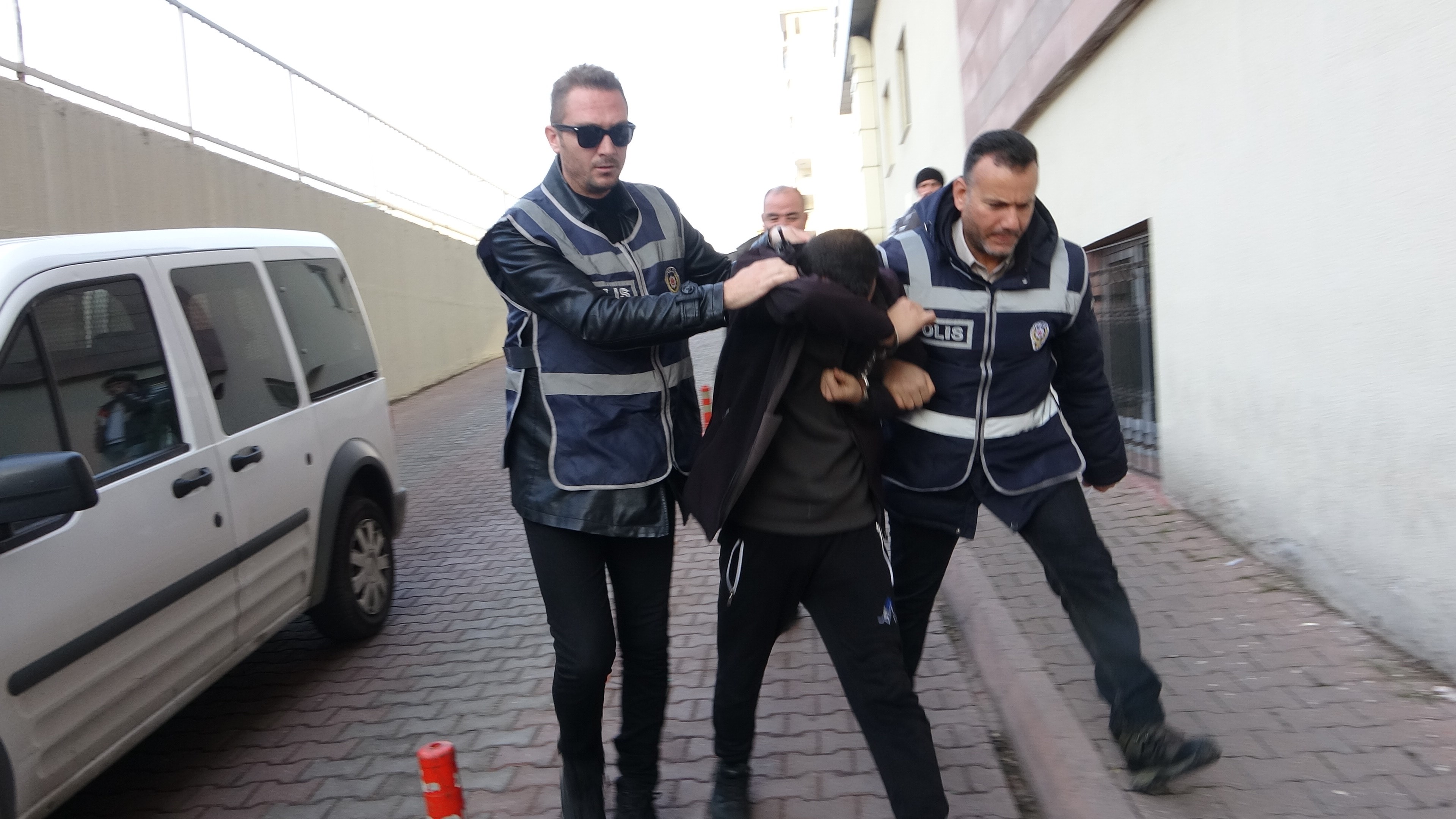 Park halindeki araçların lastiklerini tek tek patlattı! Yakalanınca bakın kendini nasıl savundu?