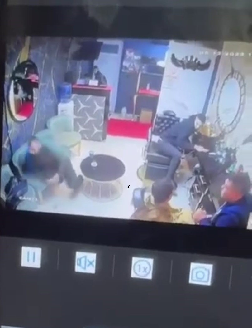 İzmir'de eli silahlı şahıs berberi bastı!