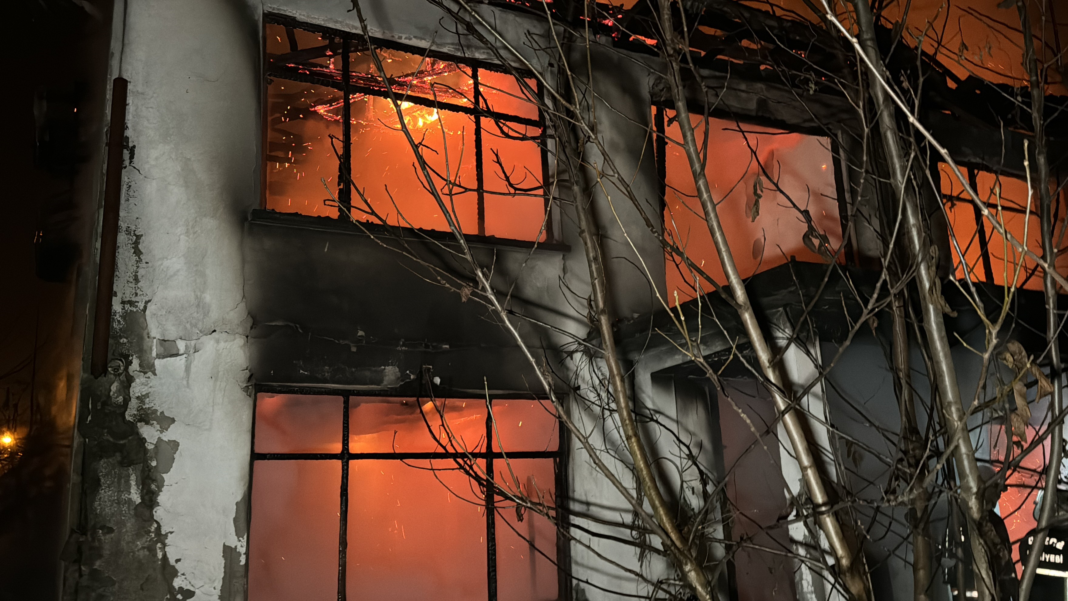  Düzce’de mahalleyi sokağa döken yangın, tam 4 saatte kontrol altına alındı!