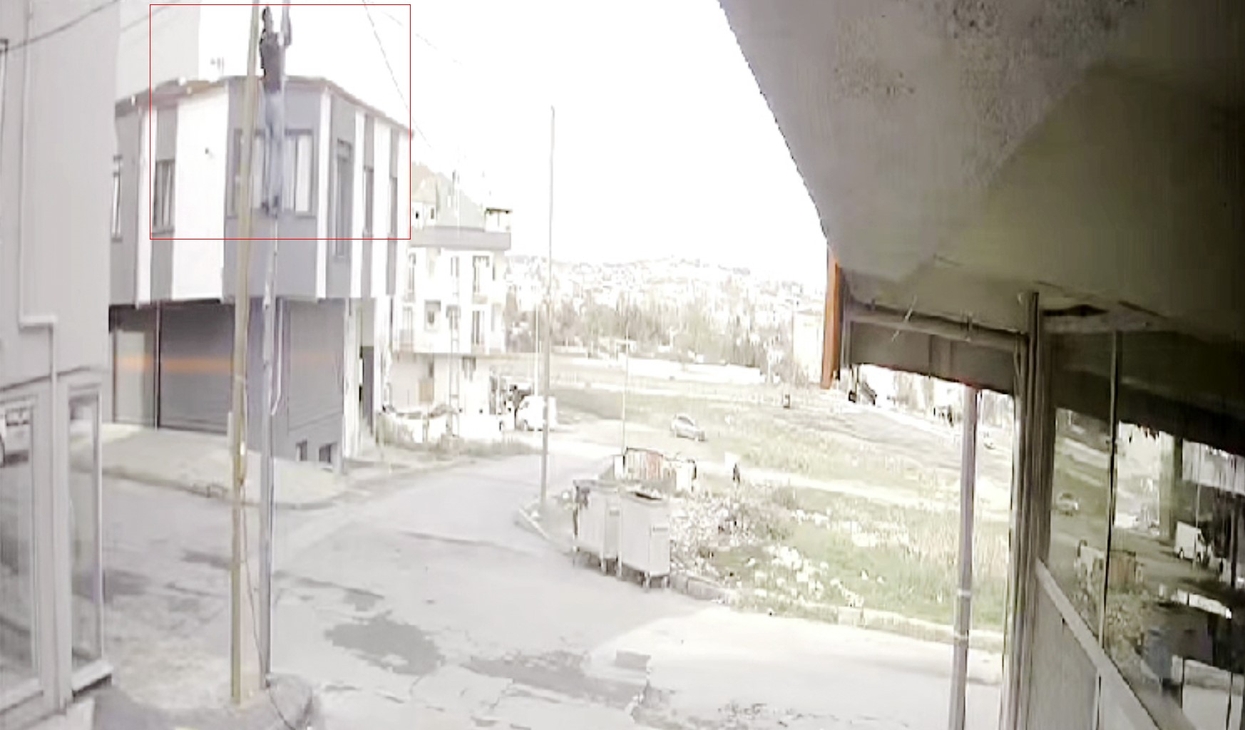 Kablo hırsızının görüntüleri bu kadar da olmaz dedirtti!