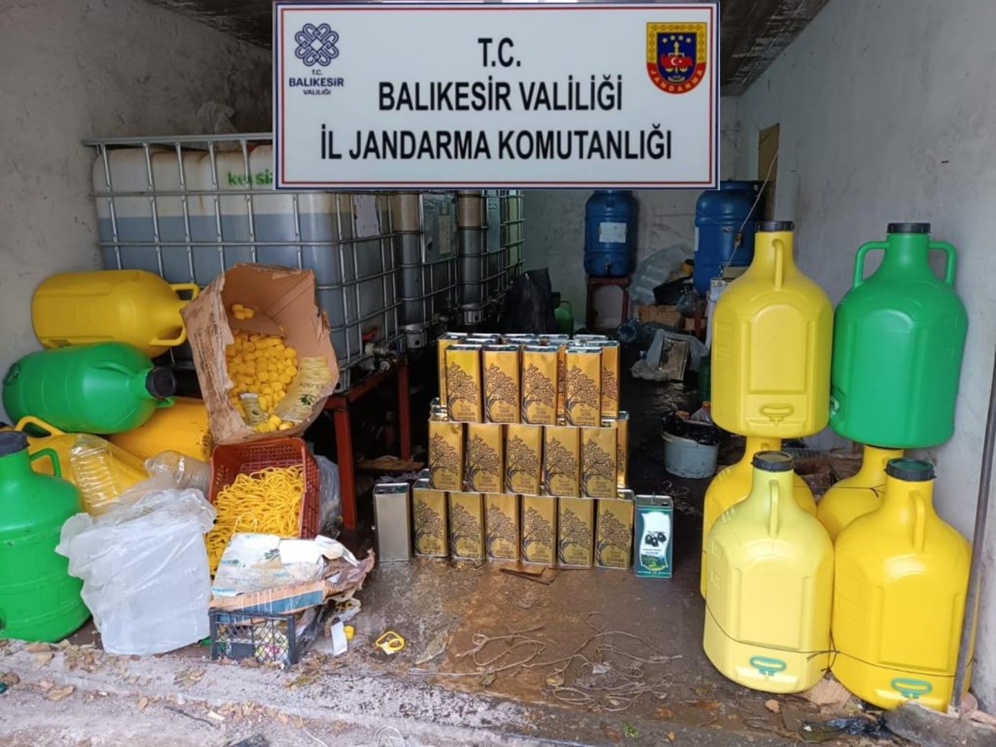 Balıkesir'de sahte zeytinyağı üreten şebekeye baskın!