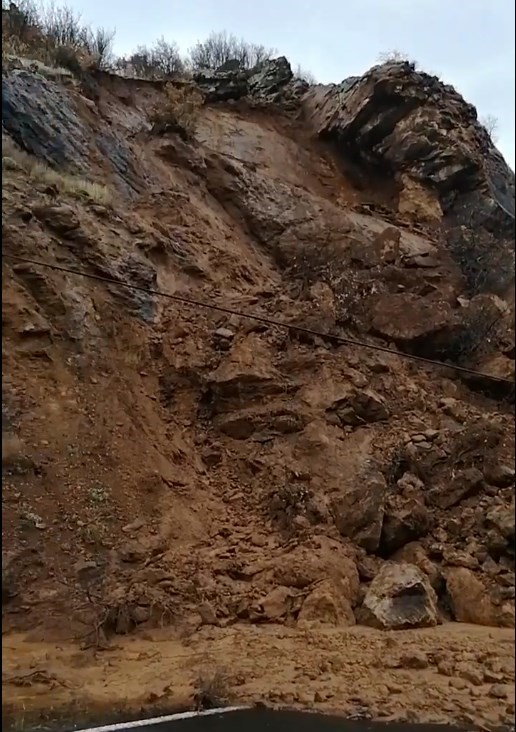 Sağanak yağış heyelana yol açtı! Biranda kapanan yoldan araç geçmemesi mücize oldu!