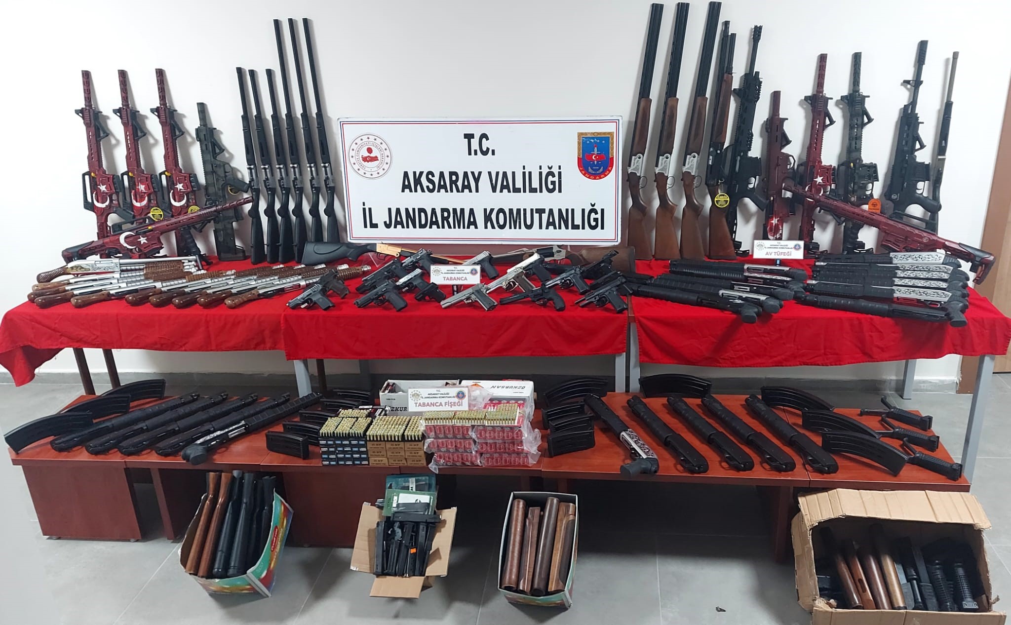 Silah kaçakçılığı yaptığı tespit edilen şahsın evinin banyosundan cephanelik çıktı!