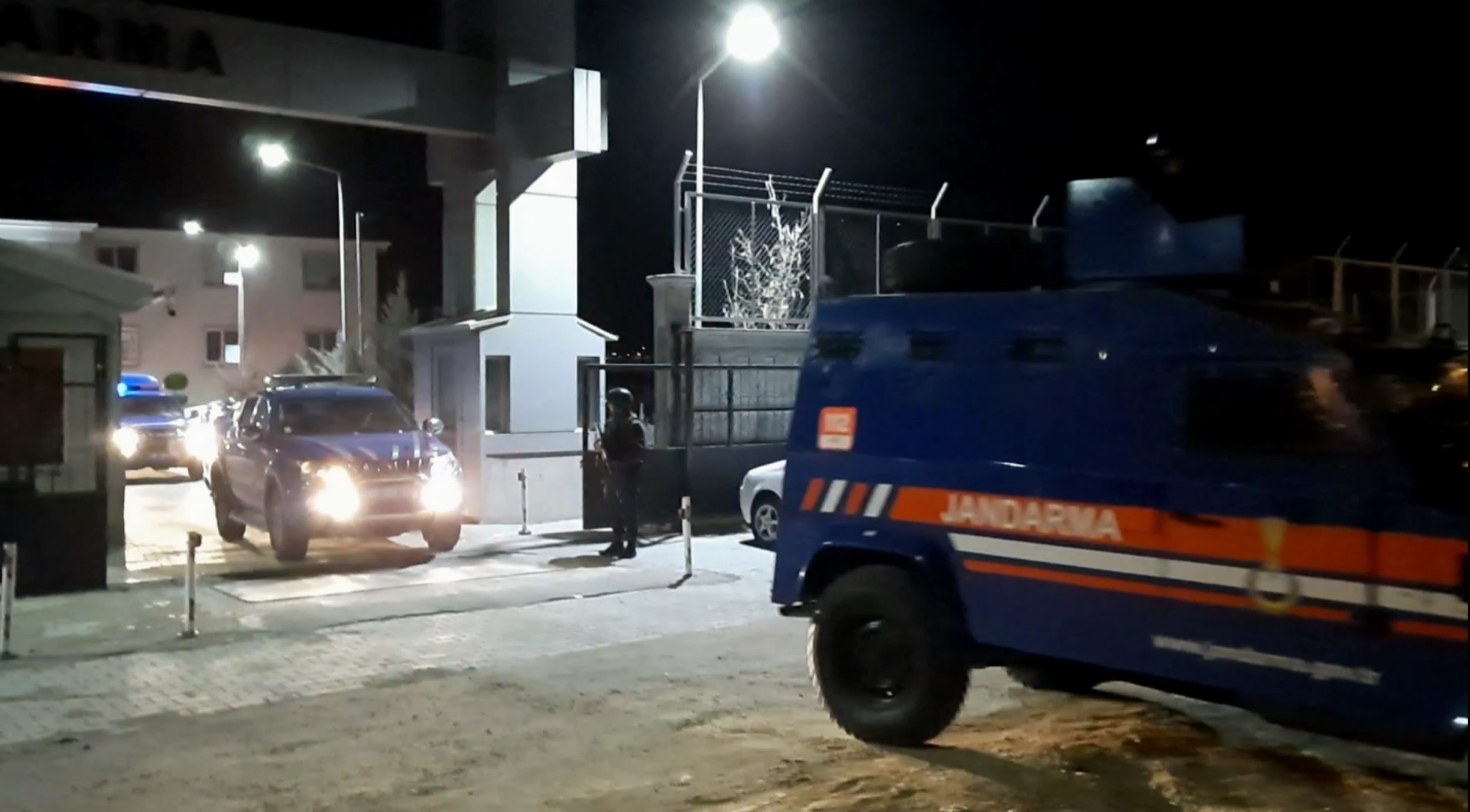 Silah kaçakçılığı yaptığı tespit edilen şahsın evinin banyosundan cephanelik çıktı!