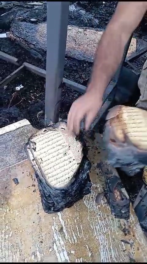 Herşeyin küle döndüğü konteynerde Kur'an-ı Kerim'in sayfalarına zarar gelmedi!