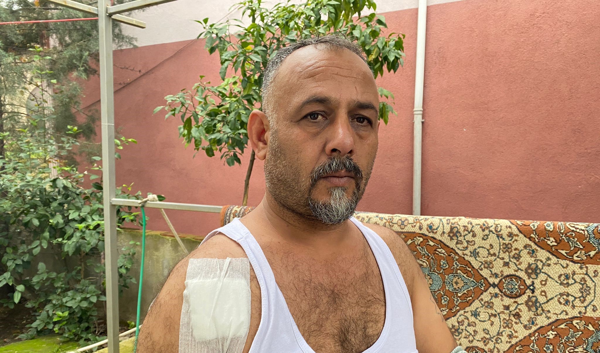 Çocuklarıyla bahçesinde oturan adama kurşun yağdırdılar!