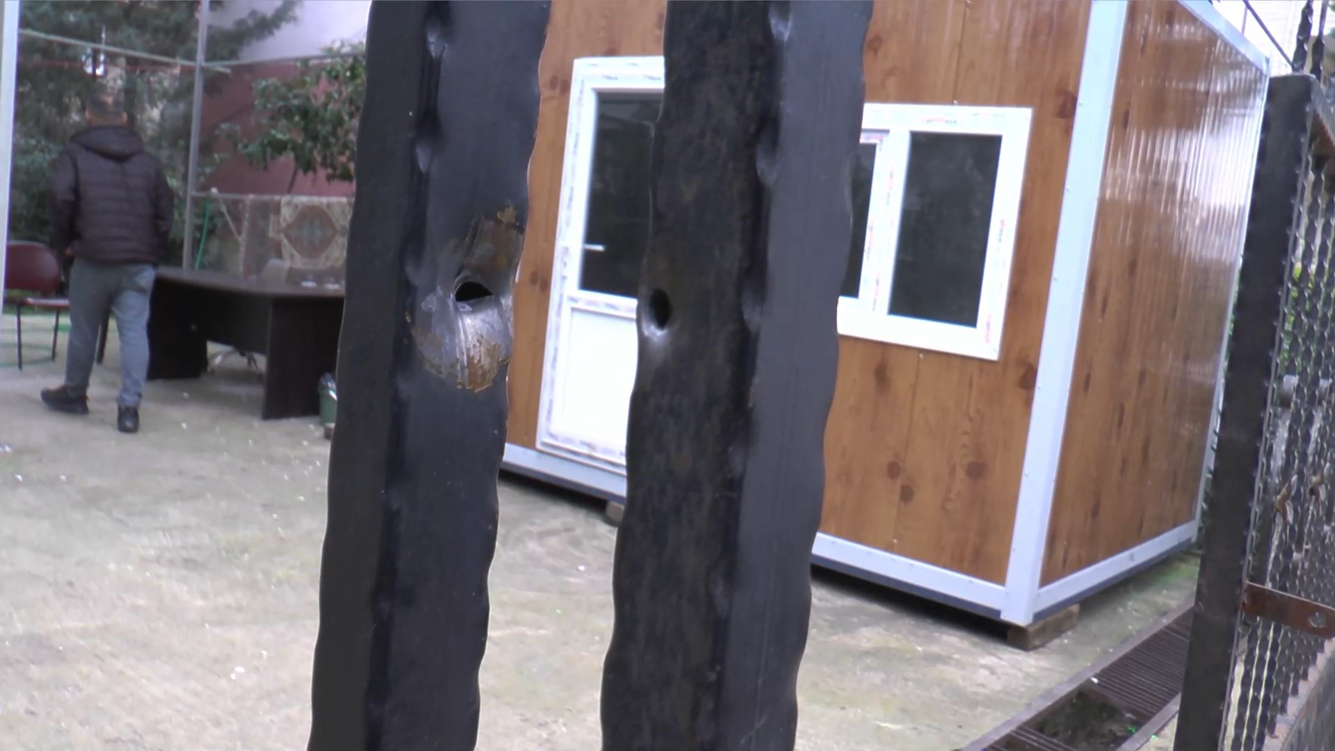 Çocuklarıyla bahçesinde oturan adama kurşun yağdırdılar!