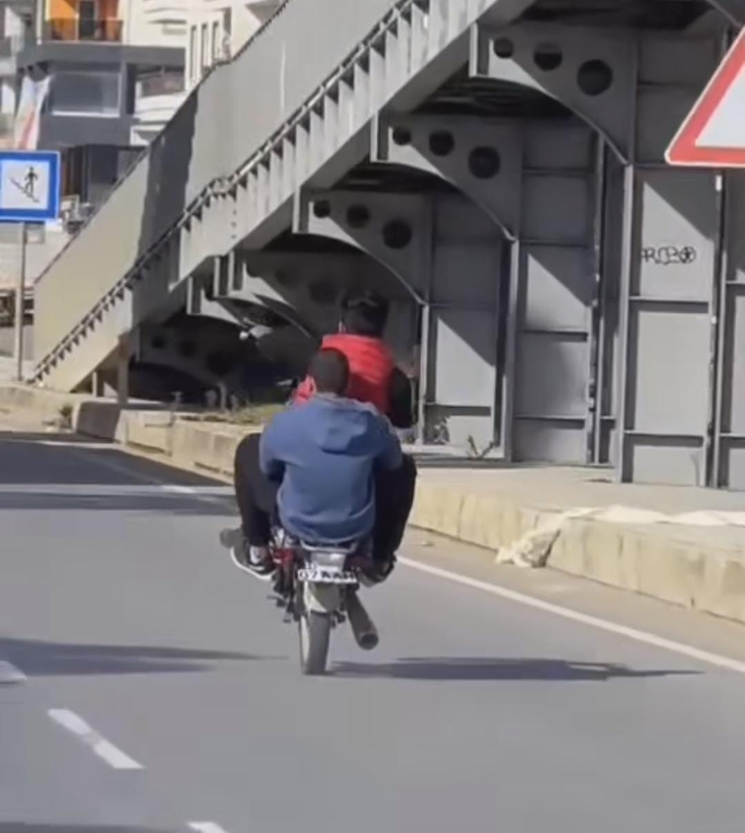 Gençlerin tehlikeli yolculuğu kameralara böyle yansıdı!