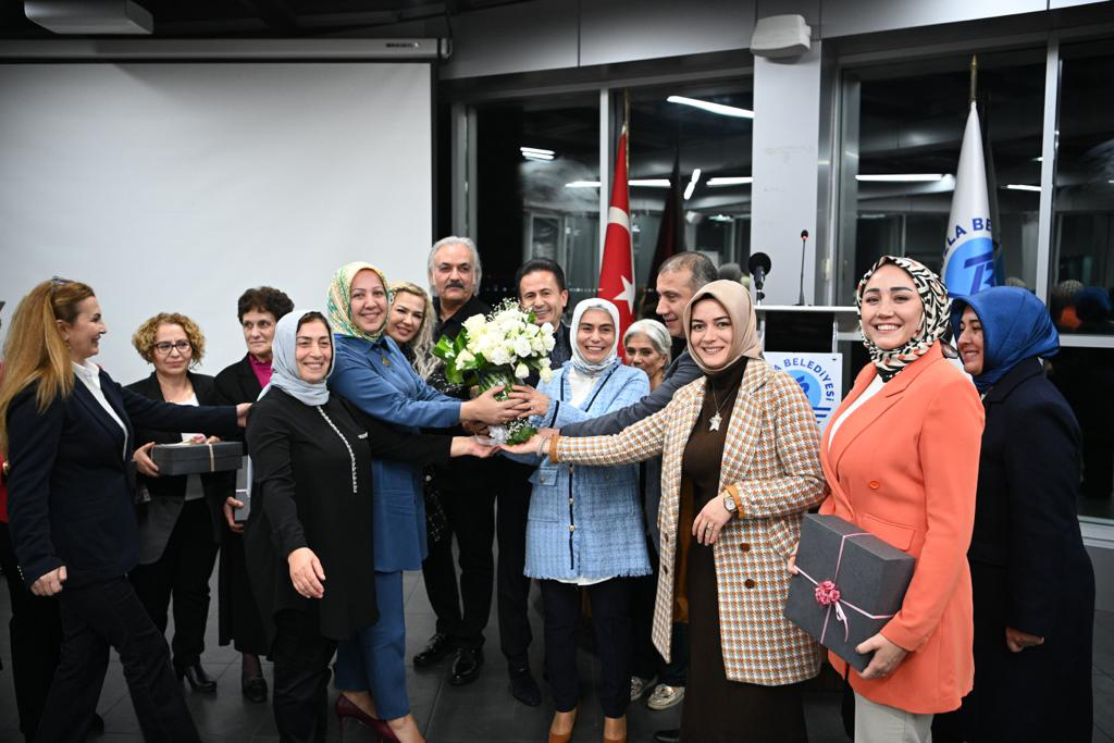 Tuzla Belediye Başkanı Dr. Şadi Yazıcı, 5 Aralık Dünya Gönüllüler Günü’nde gönüllü kadınlar ile biraraya geldi