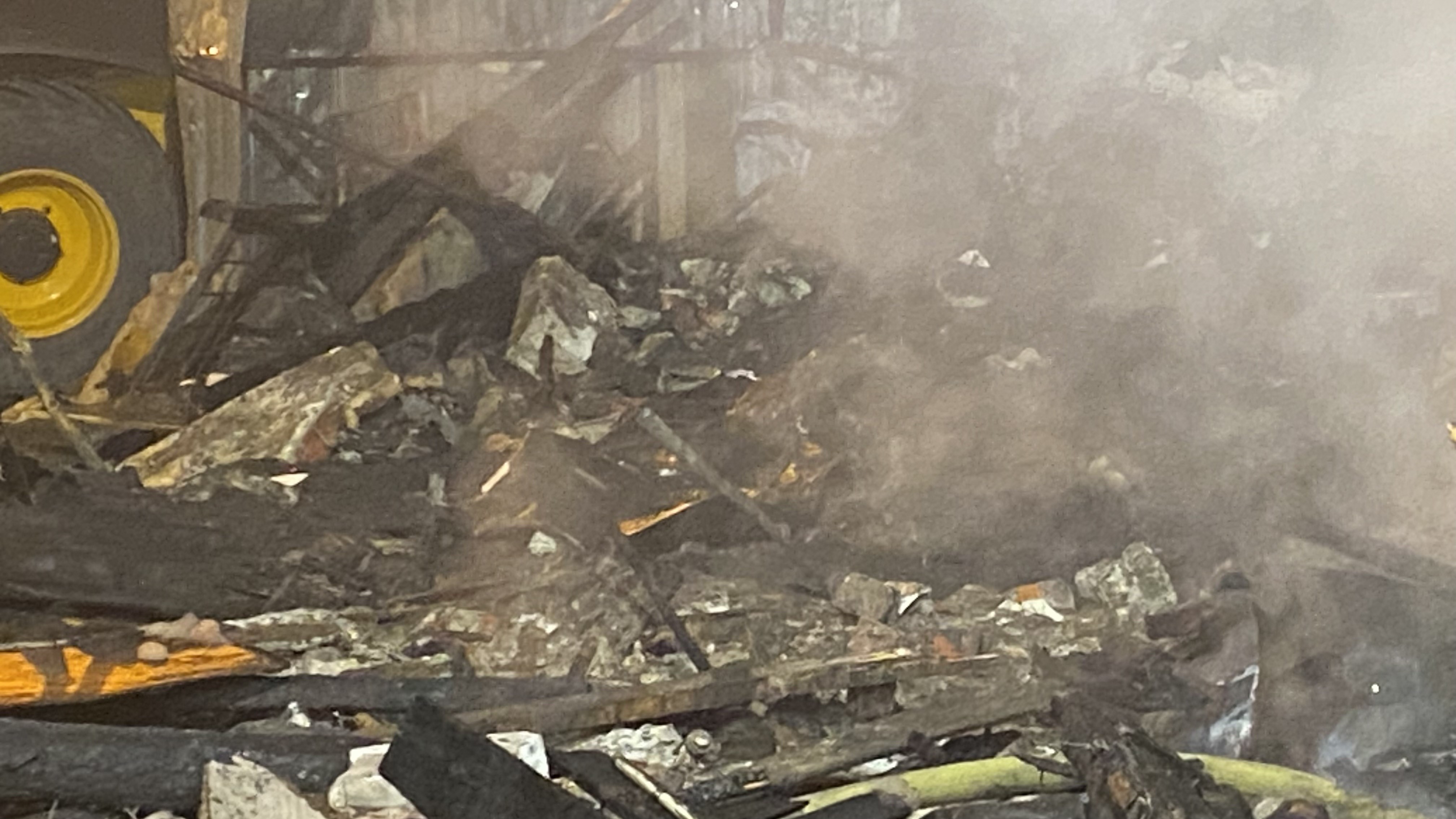 Beyoğlu’nda tarihi binada çıkan yangın yaşlı adamın canına mâl oldu!