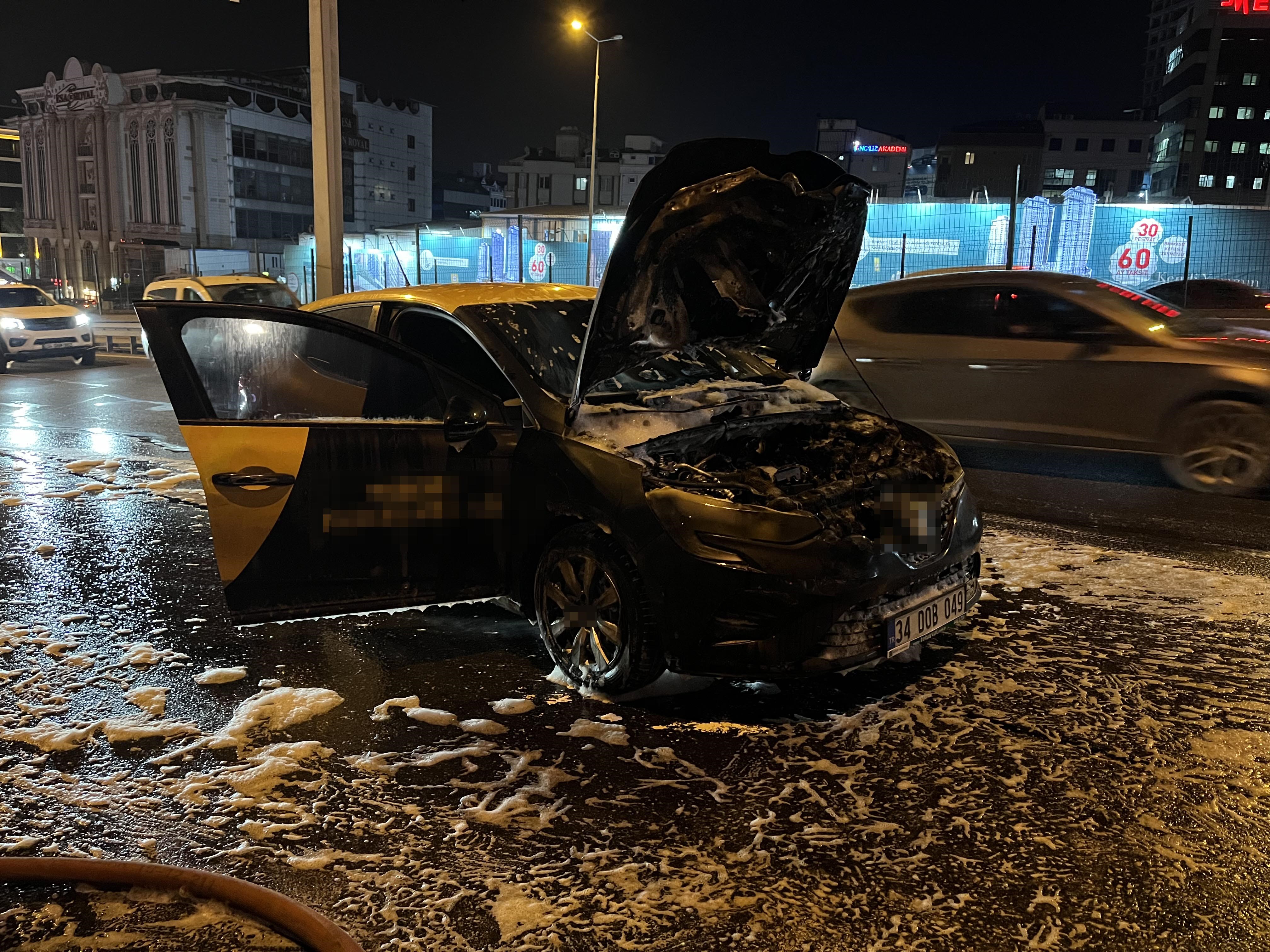 İstanbul E-5'de seyir halindeki araç bir anda alev aldı!