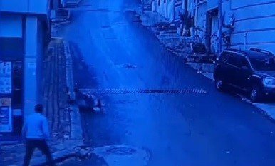 Arkadaşlarıyla sohbete dalınca olanlar oldu! Bebek arabası hızla yokuş aşağı kaydı, bebek yola savruldu! O anlar kamerada